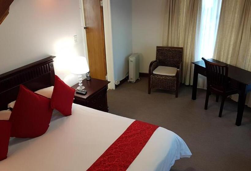 חדר משפחתי דלוקס, The Hut