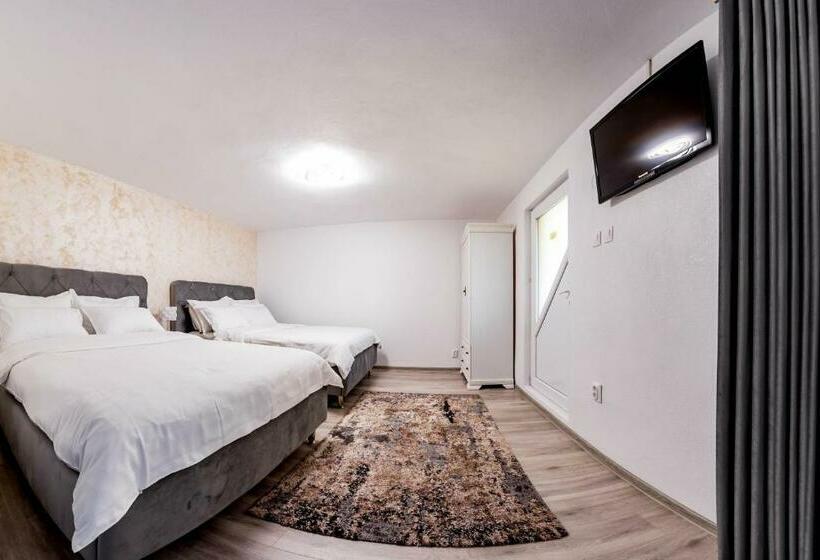 Семейный Номер, Pensiunea Valea Măgurii