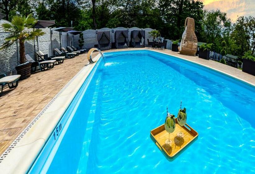 Семейный Номер, Pensiunea Valea Măgurii