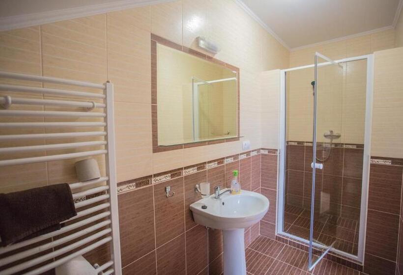 اتاق سوپریور سه تخته, Praktik Hotel & Restaurant