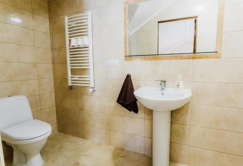 اتاق لوکس سه تخته, Praktik Hotel & Restaurant
