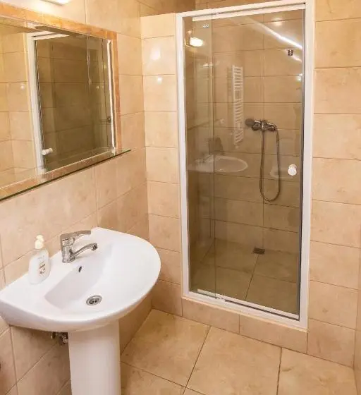 اتاق لوکس سه تخته, Praktik Hotel & Restaurant