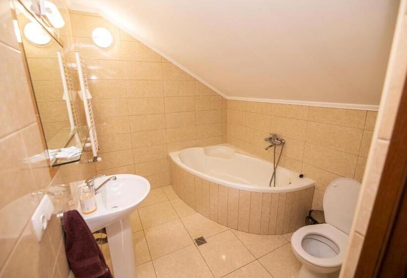 اتاق لوکس سه تخته, Praktik Hotel & Restaurant