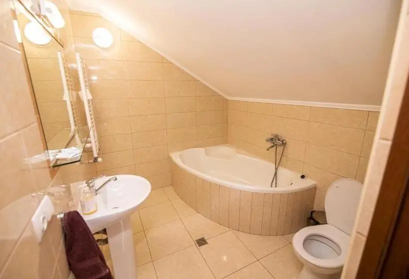 اتاق لوکس سه تخته, Praktik Hotel & Restaurant