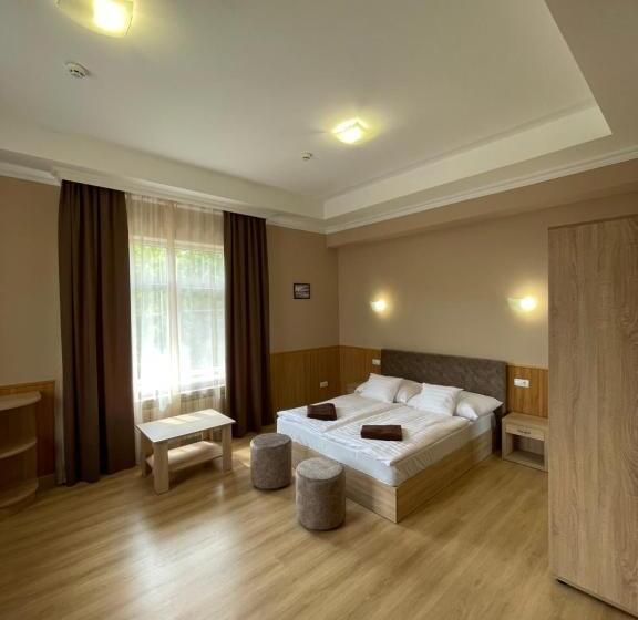 اتاق لوکس چهار تخته, Praktik Hotel & Restaurant