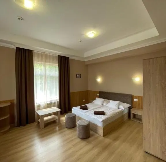 اتاق لوکس چهار تخته, Praktik Hotel & Restaurant