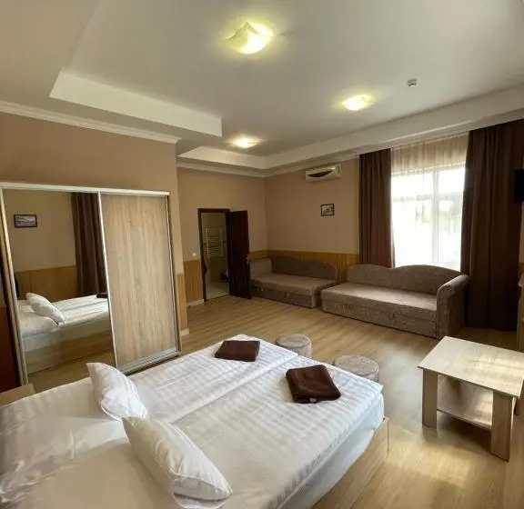 اتاق لوکس چهار تخته, Praktik Hotel & Restaurant