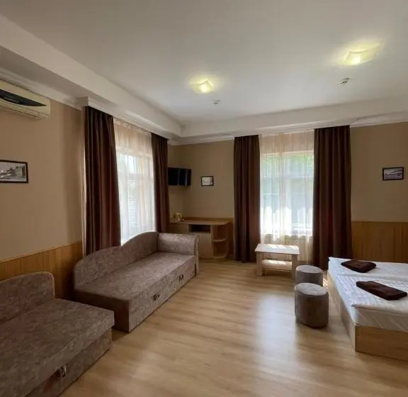 اتاق لوکس چهار تخته, Praktik Hotel & Restaurant