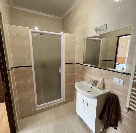 اتاق لوکس چهار تخته, Praktik Hotel & Restaurant