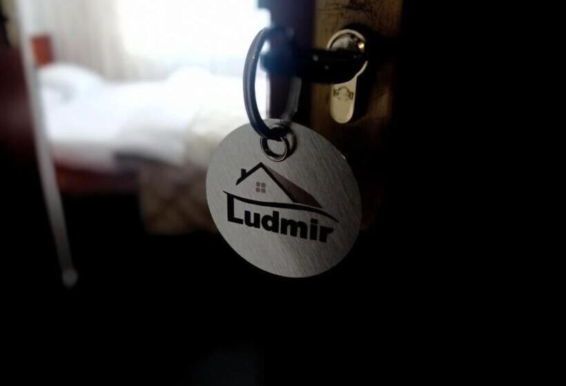 חדר משפחתי, Volyn Hotel Ludmir