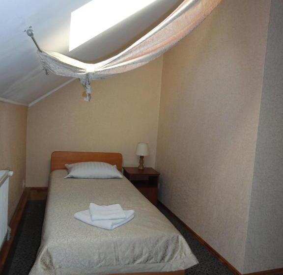 スタンダードトリプルルーム, Viktoria