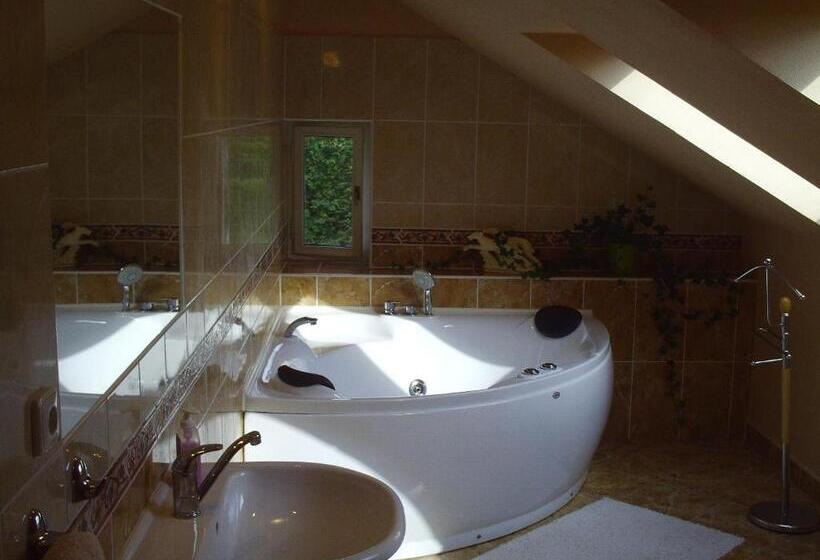 جناح مطلّ علي الحديقة, U Zlate Brany Cesky Raj