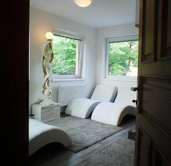 جناح رئاسى, U Zlate Brany Cesky Raj