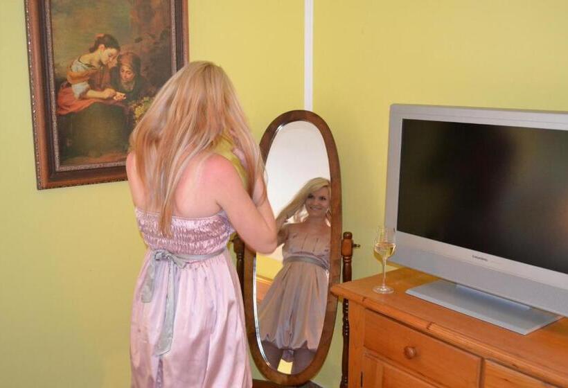 جناح مطلّ علي الحديقة, U Zlate Brany Cesky Raj