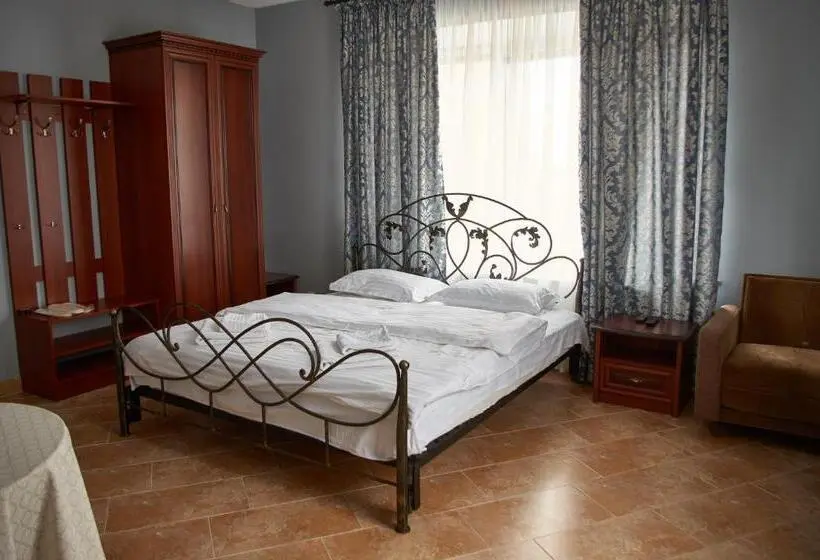 デラックストリプルルーム, Ermitazh Hotel Complex