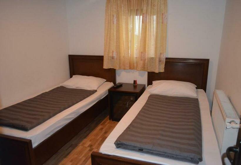 带共用浴室的标准房间, Complex Parc Pini Moinesti