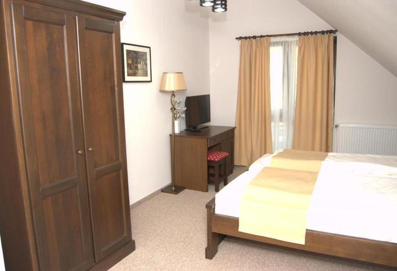 高级三人间, Complex Parc Pini Moinesti