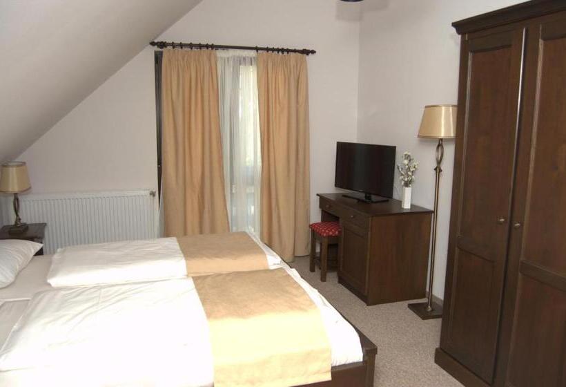 高级三人间, Complex Parc Pini Moinesti