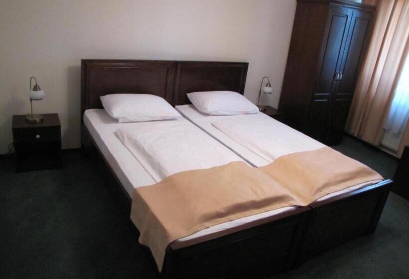 带花园景观的标准三人间, Complex Parc Pini Moinesti