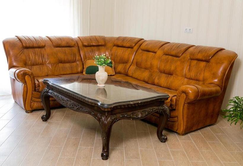 מיטת קינג בסוויטה, Illara Spa