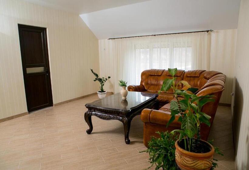 מיטת קינג בסוויטה, Illara Spa