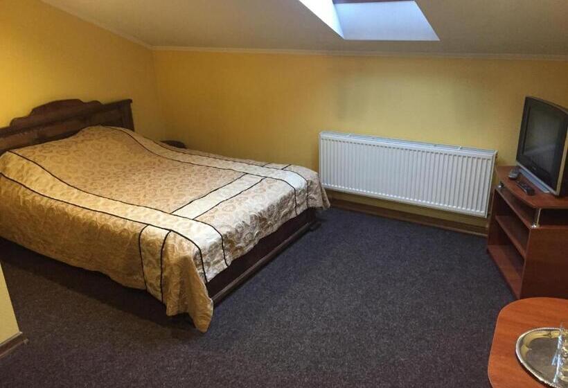 이코노미 룸, Podilskii Dvir