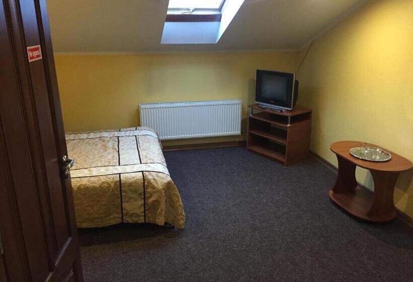 이코노미 룸, Podilskii Dvir