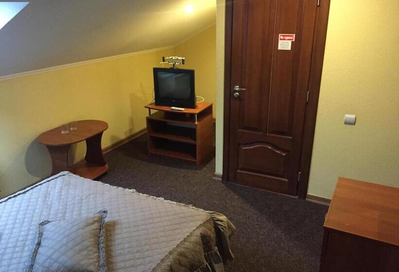 이코노미 룸, Podilskii Dvir