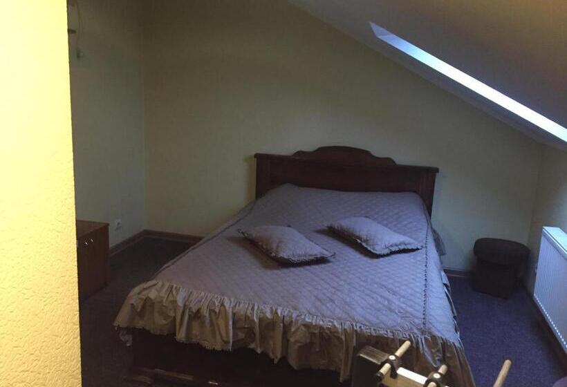 이코노미 룸, Podilskii Dvir