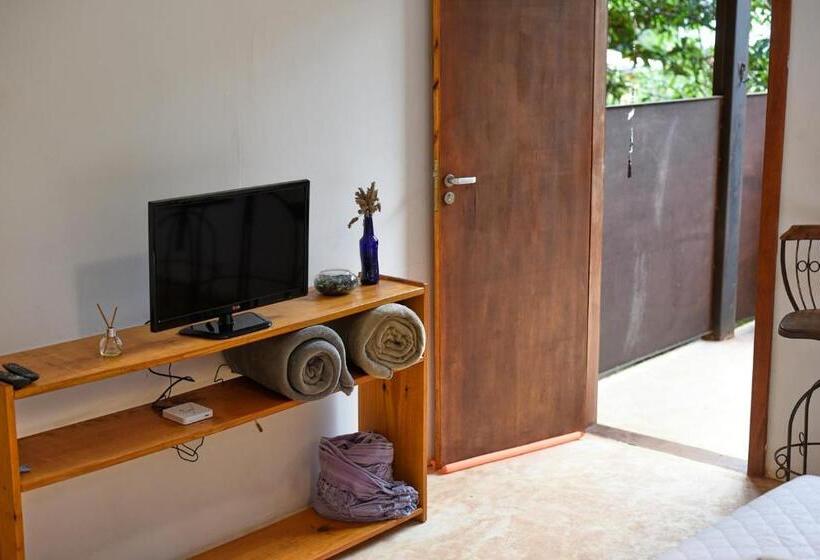 جناح مزوَّد بشرفة, Tiô Isolda Artes & Hospedaria