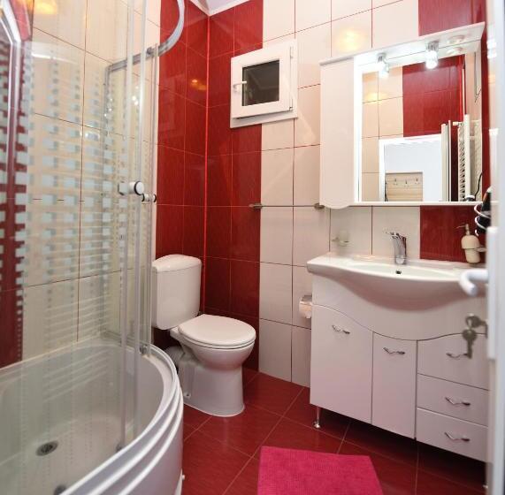 חדר סטנדרט לשלושה, Trident