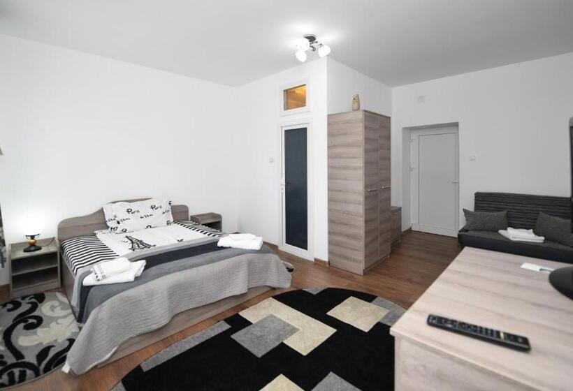 חדר סטנדרט לשלושה, Trident