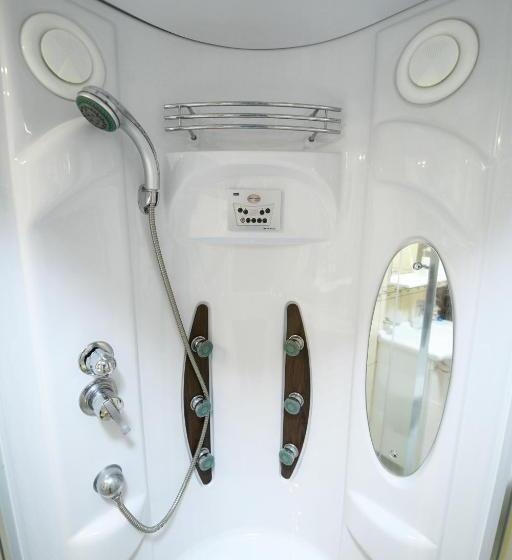 חדר סטנדרט לארבעה, Trident