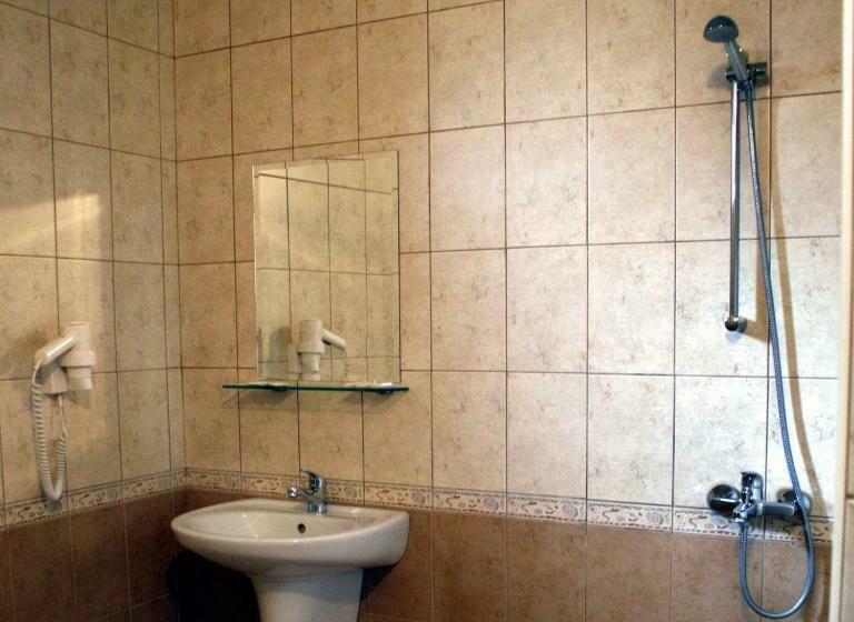 غرفة قياسية, Armira Family