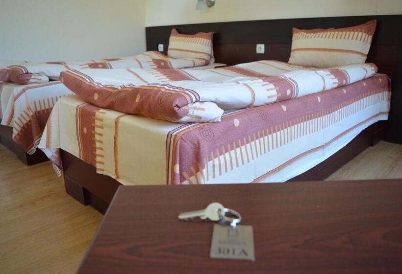 غرفة قياسية, Armira Family