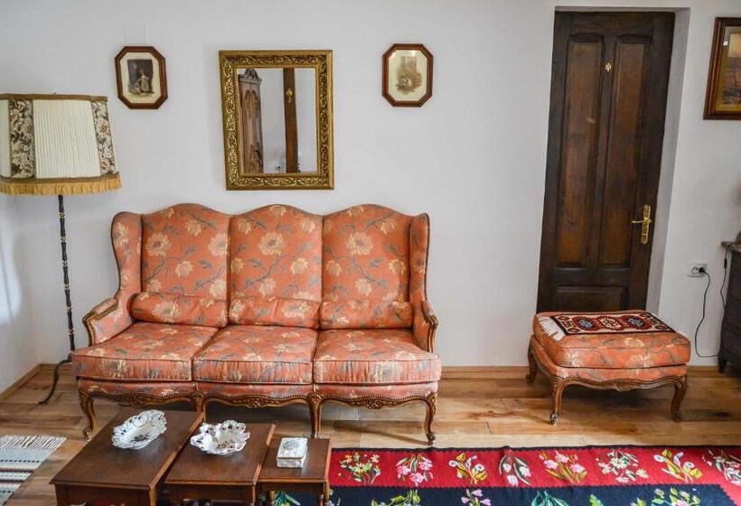 Классический Номер, Casa Veche