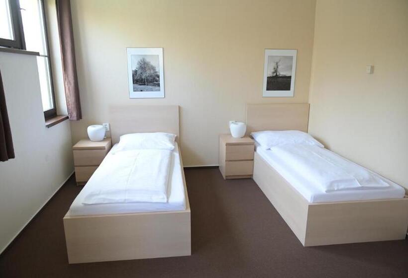 חדר משפחתי, Penzion švýcarský Dům