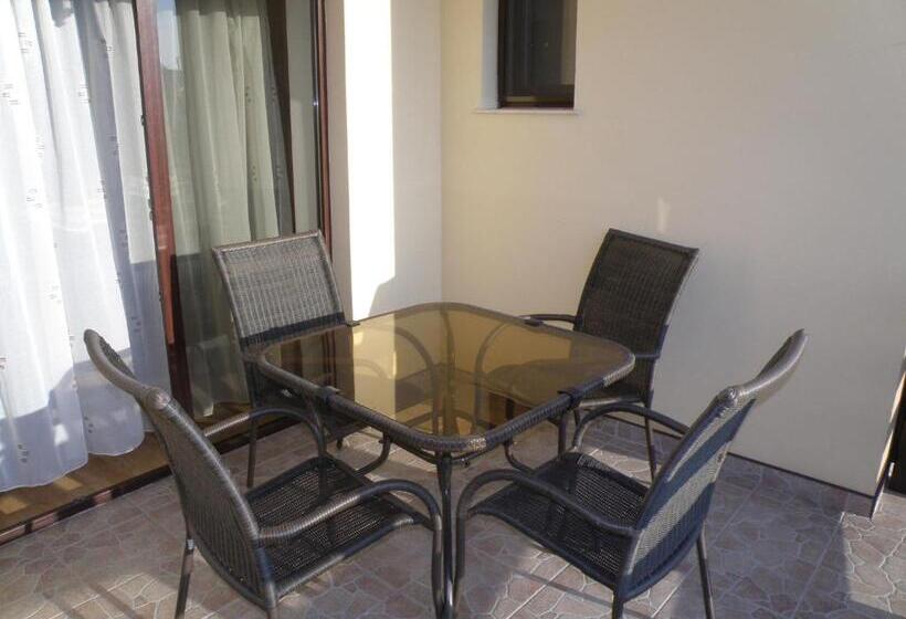 سوئیت 2 خوابه, Pensiunea Neredy