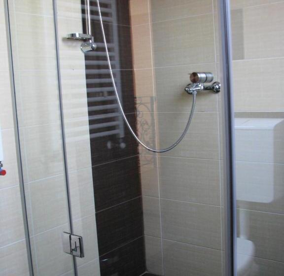 سوئیت پنت هاوس, Pensiunea Neredy