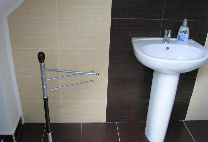 سوئیت پنت هاوس, Pensiunea Neredy