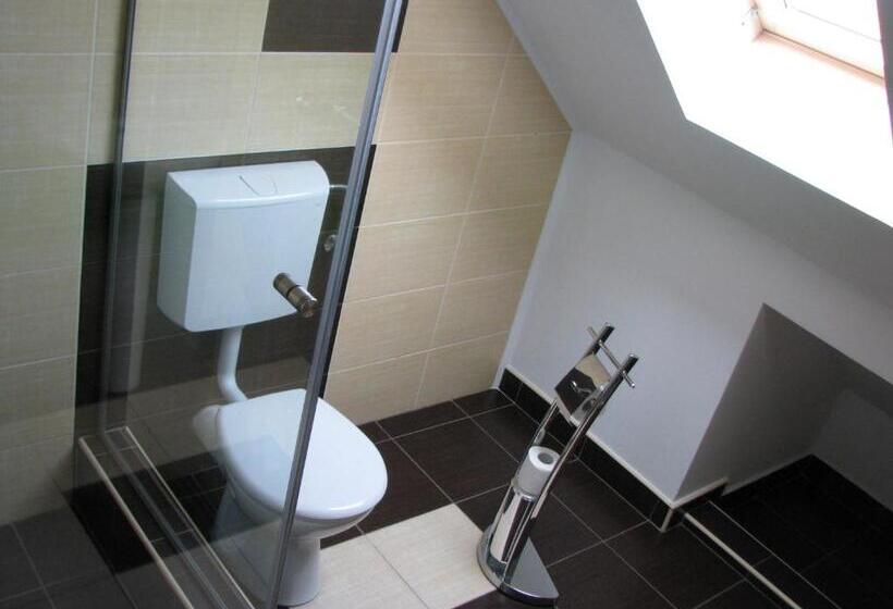 سوئیت پنت هاوس, Pensiunea Neredy