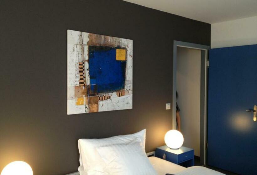 חדר משפחתי, Hôtel Au Boeuf Rouge