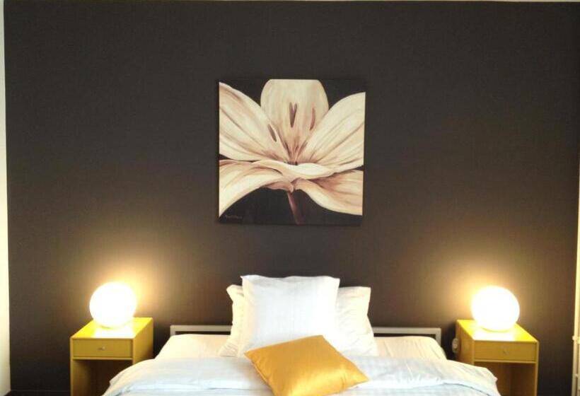 חדר משפחתי, Hôtel Au Boeuf Rouge