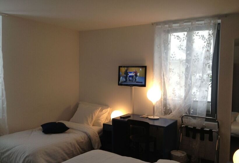 חדר משפחתי, Hôtel Au Boeuf Rouge