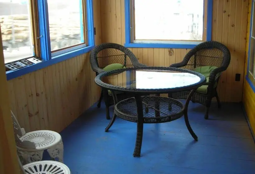 スイート, Gîte Des Hauteurs Et Café De La Place