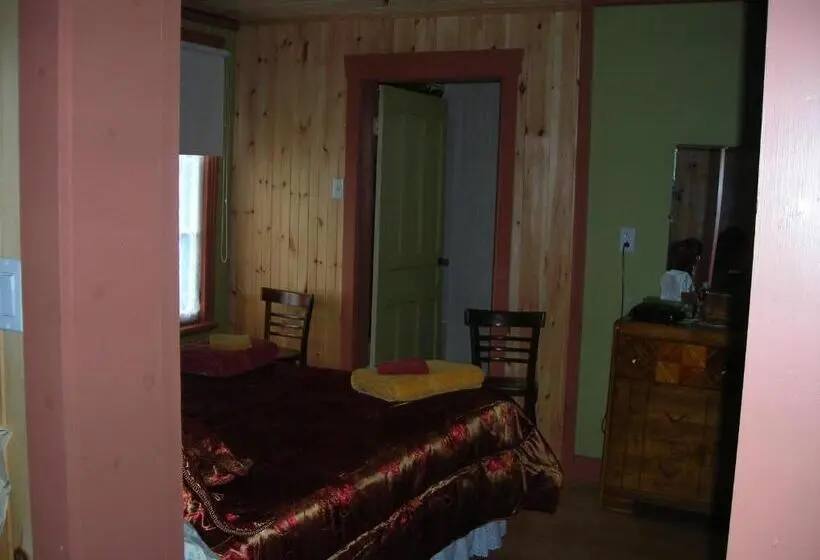 スイート, Gîte Des Hauteurs Et Café De La Place