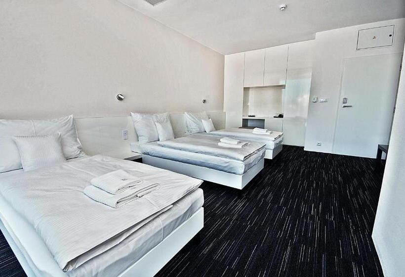 标准三人间, Fabrika