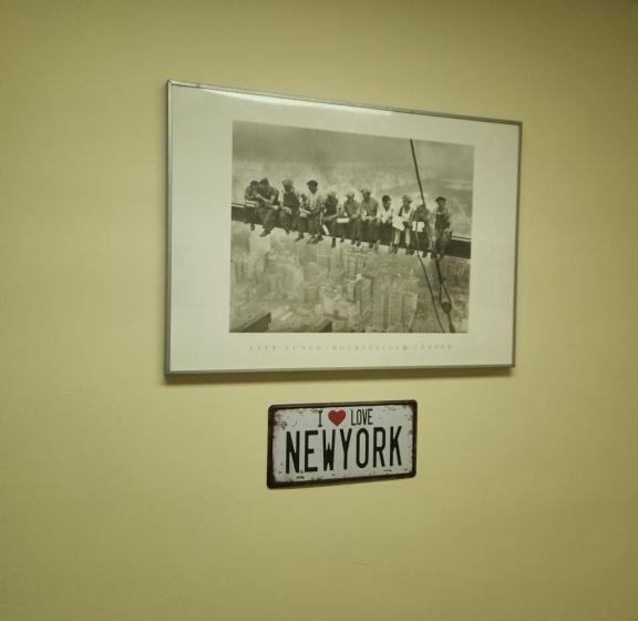 ファミリールーム, Midway Motel