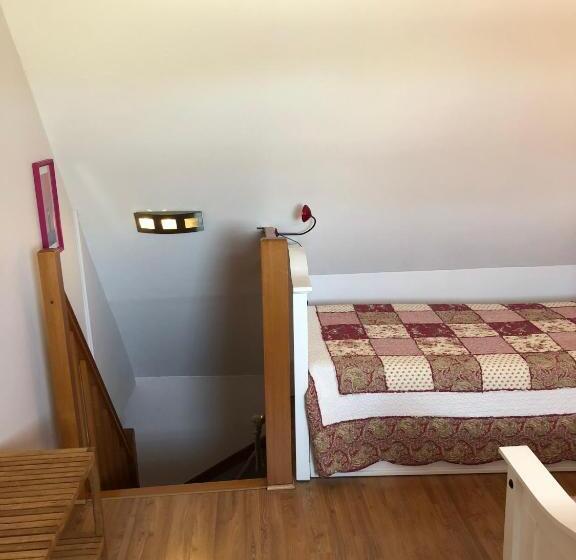 غرفة عائلية, La Carrière