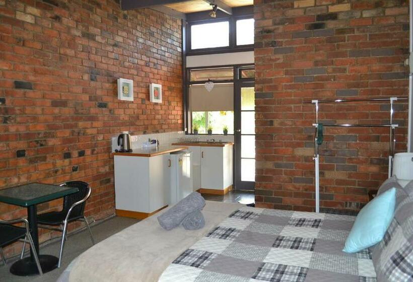 Номер Deluxe, Colonial Motel